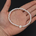 bijou élégant perle blanche lettre