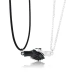 collier couple en argent main enlacé