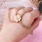 collier en argent avec trèfle à 4 feuilles