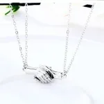collier romantique main enlacé