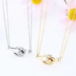 collier symbolique main enlacé