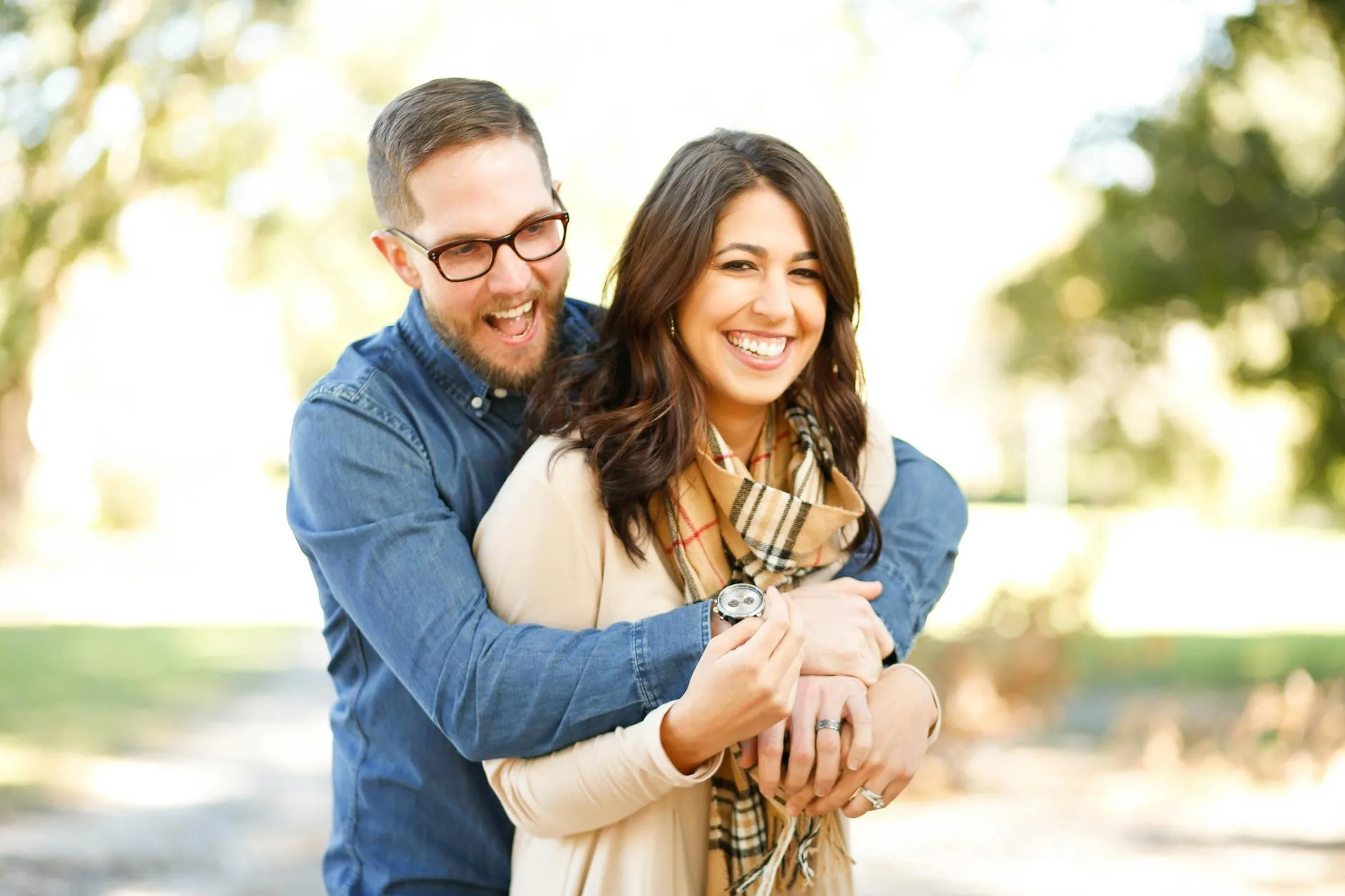 Couple échangeant un geste tendre au quotidien, sourire et complicité