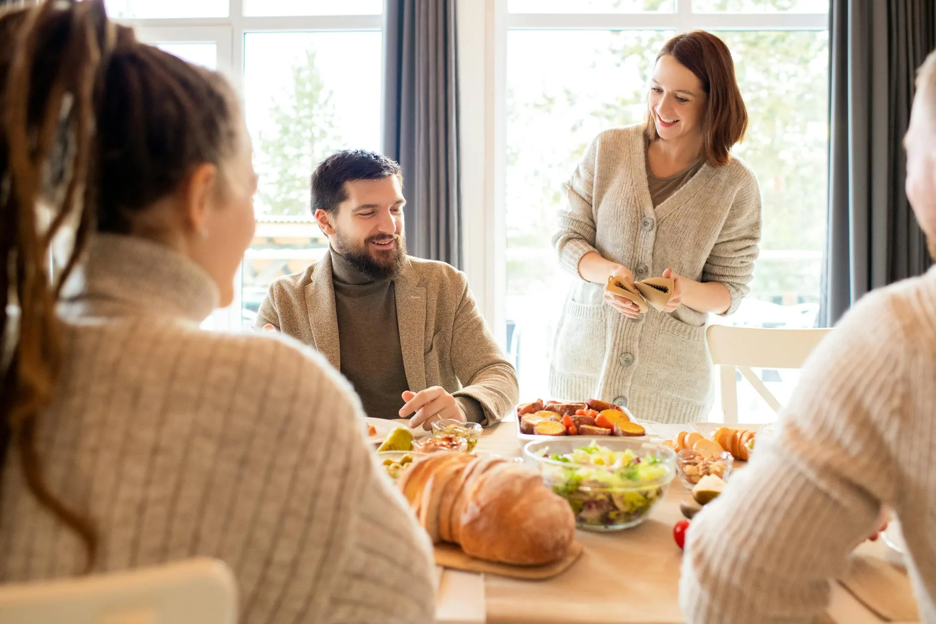 Famille réunie autour d’un repas, moment d’échange et de partage"