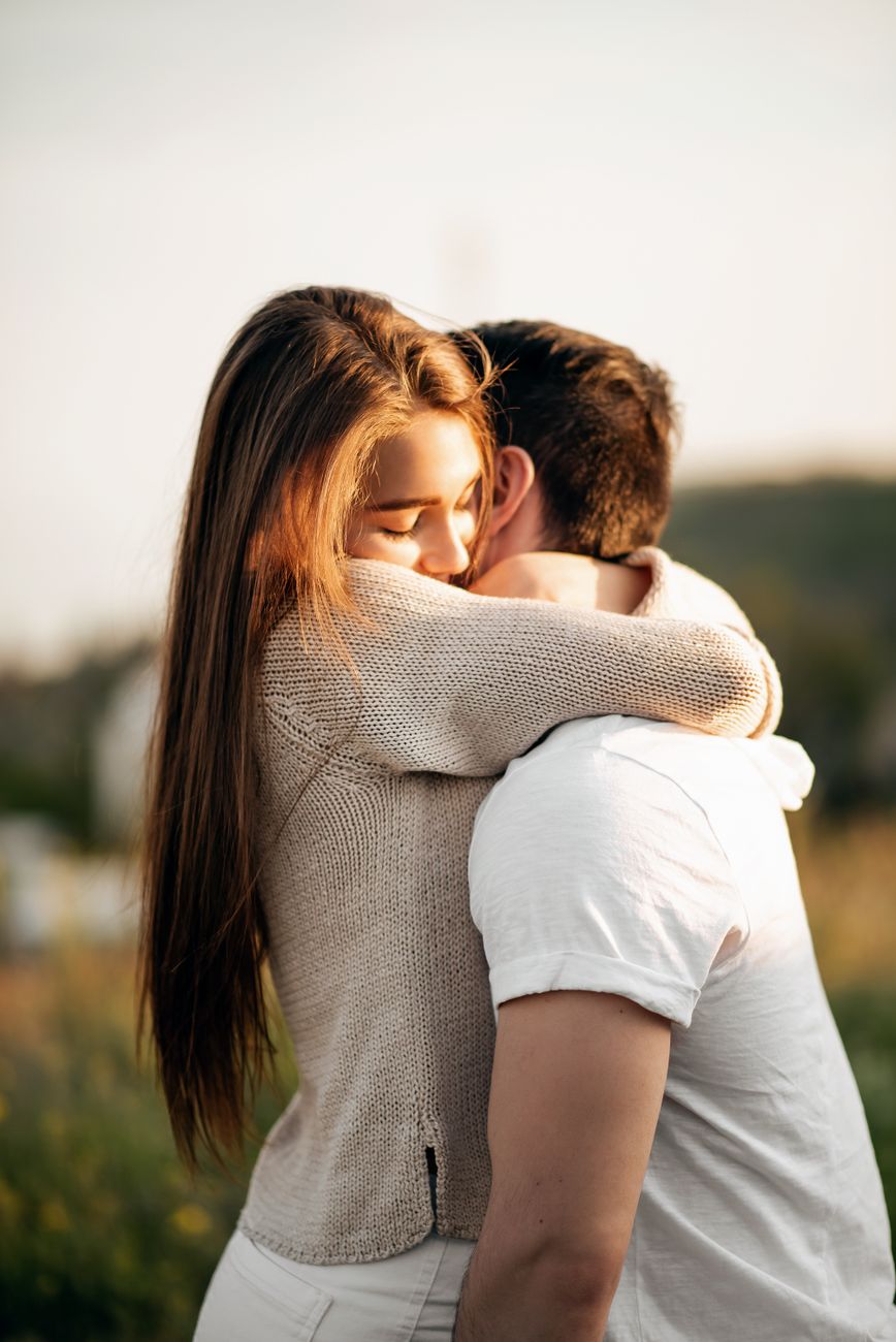 couple partageant un moment tendre et complice